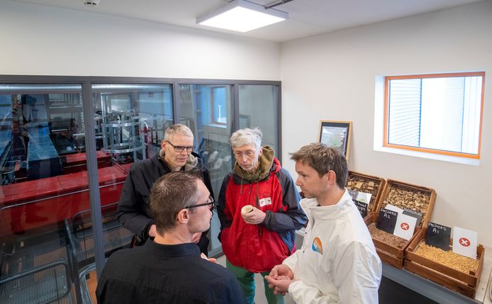 Tijdens een open dag bij de bio-energie centrale van Warmtebedrijf Ede aan de Geerweg in Ede is - met rode jas - Johan Vollenbroek een van de aanwezigen.