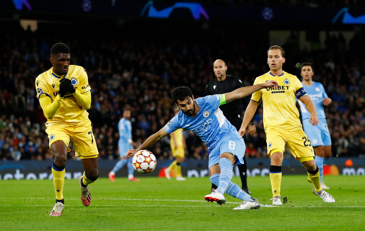Manchester City-middenvelder Ilkay Gündogan trapt naar het Brugse doel, Clinton Mata verdedigt met de handen tegen de borst. Beeld Action Images via Reuters