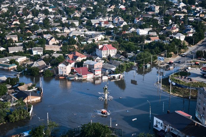De stad Cherson is overstroomd na de instorting van de stuwdam.