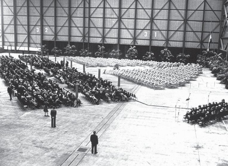 Herdenking van de slachtoffers van de vliegramp bij Tenerife in 1977: premier Den Uyl was er, koningin Juliana niet. Geen troostende arm voor de nabestaanden, geen tv-toespraak. Beeld anp