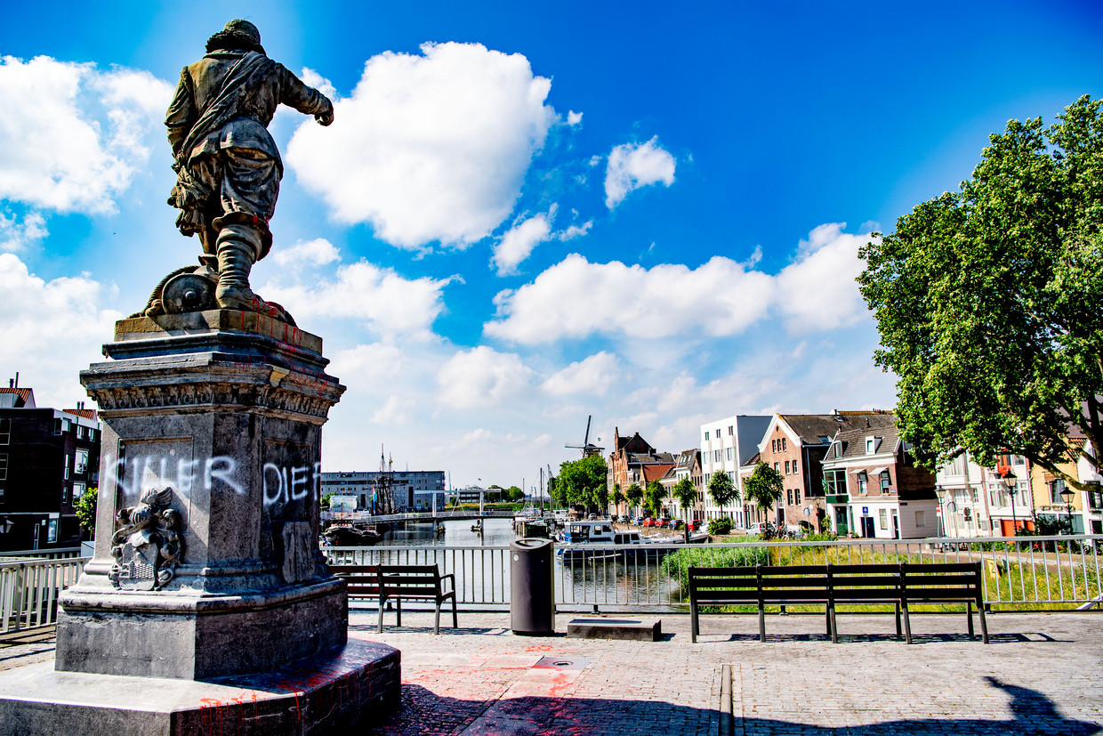 Het standbeeld van Piet Hein in Rotterdam-Delfshaven is beklad en besmeurd. Over de hele wereld worden standbeelden van omstreden personen omver getrokken uit protest tegen racisme. 