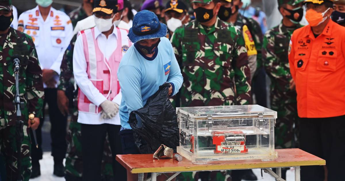 Duikers vinden de zwarte doos van een op zee neergestort Indonesisch vliegtuig |  Buitenland