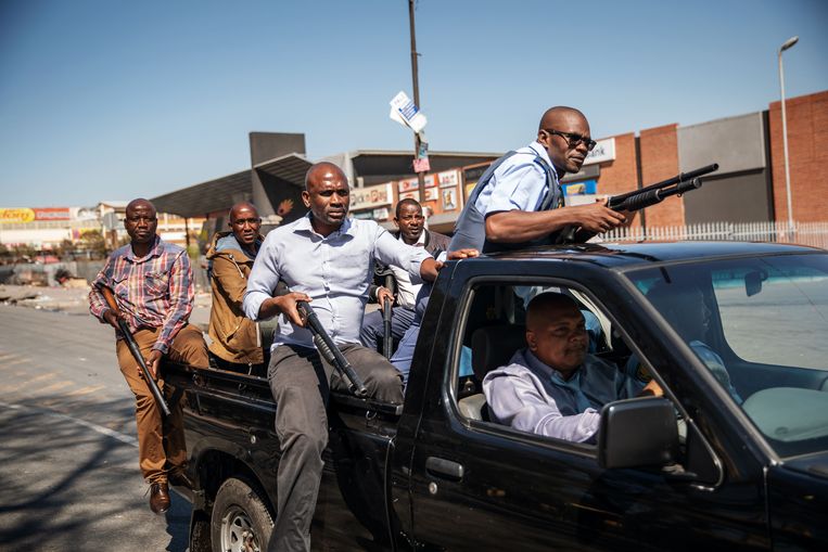 Zuid-Afrikaanse politie op weg om rellen in Johannesburg de kop in te drukken. Beeld AFP/Michele Spatari