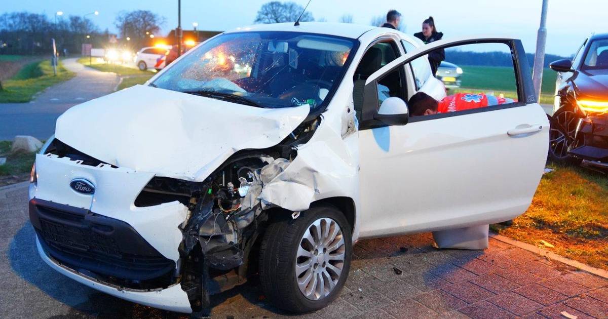 Vrouw krijgt bij botsing glas van autoruit in haar gezicht en raakt gewond.