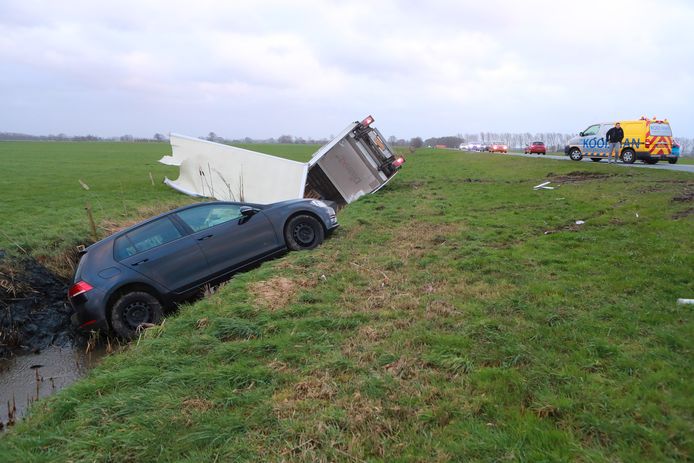 Bij Vuren ging het goed mis op de Provincialeweg. Een auto en vrachtwagen belandden in de sloot.