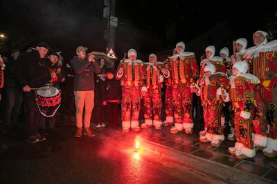 La fête revit à Strépy un an après le drame, des feux de Bengale allumés en hommage aux victimes: “J’y pense tous les jours”