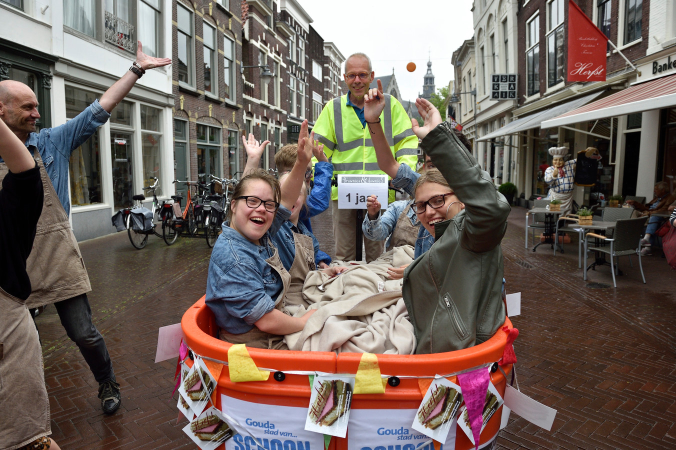Brownies & DownieS Gouda viert trots eenjarig jubileum Foto AD.nl