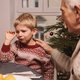 Hoe wordt het kerstdiner toch nog gezellig als het je kind niet smaakt? ‘Roep niet dat je het vies vindt’