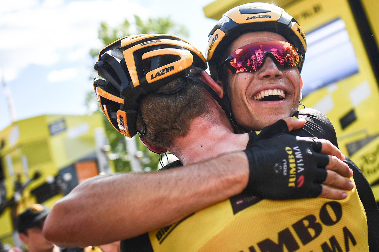 Wout Van Aert heeft voor nieuw succes gezorgd voor Jumbo-Visma. Hij omhelst Mike Teunissen, die al eerder na een ritzege het geel droeg. Beeld AFP