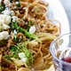 Volkoren-speltpasta met gekaramelliseerde venkel, tomaten en knoflook-zuurdesemcrumble