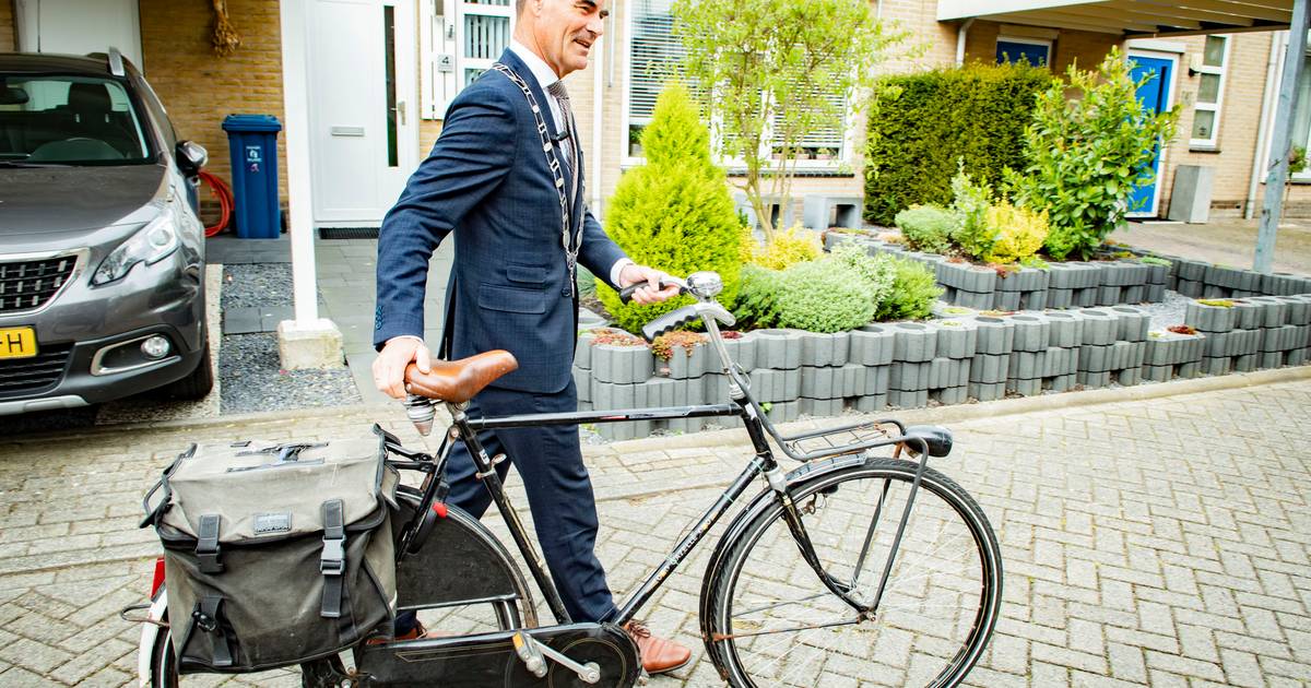 Burgemeester in Houten de lintjes per fiets wat