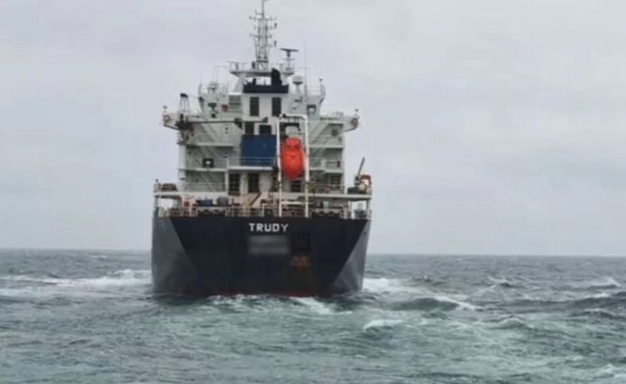 Nadat de Franse politie eerst al een ton cocaïne onderschepte op het vrachtschip Trudy, heeft nu ook de Nederlandse politie drugs ontdekt op het schip. In tussentijd kreeg het bezoek van een gewapende bende.