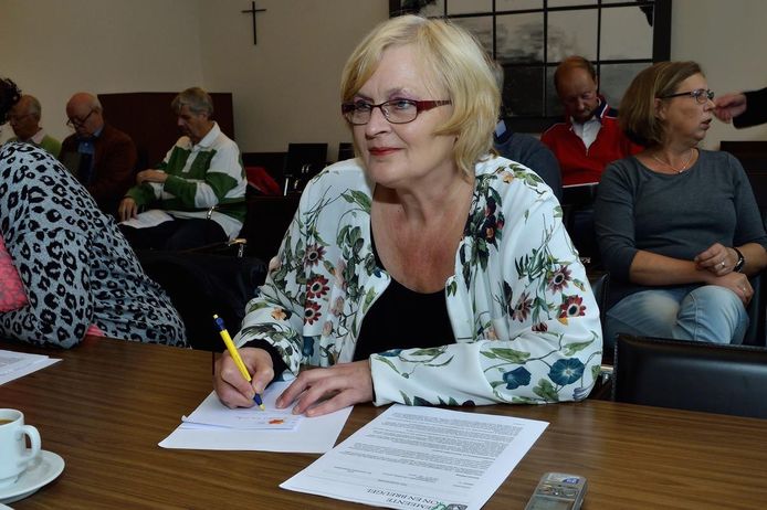 Marleen Benschop, oud-correspondent van het ED in Son en Breugel, is op 70-jarige leeftijd overleden. Op de foto was ze enkele jaren geleden actief in de gemeenteraad. Foto Wil Feijen