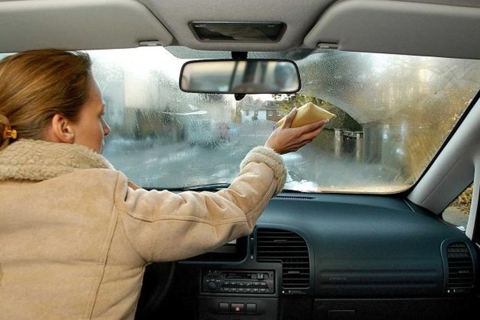 Condens in de auto kan schimmelvorming in de auto veroorzaken.