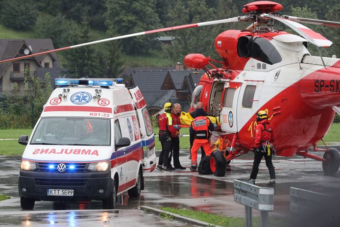 Ondanks de slechte weersomstandigheden rukten reddingshelikopters uit om wandelaars en gewonden in veiligheid te brengen.