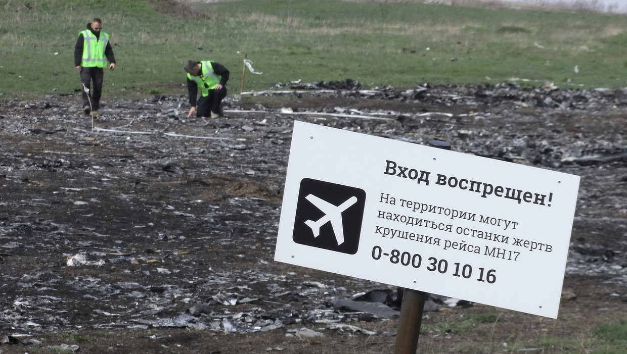 'Verboden toegang! Er kunnen stoffelijke overschotten van slachtoffers van de crash met vlucht MH17 op dit terrein liggen', waarschuwde een bord in april. Beeld reuters