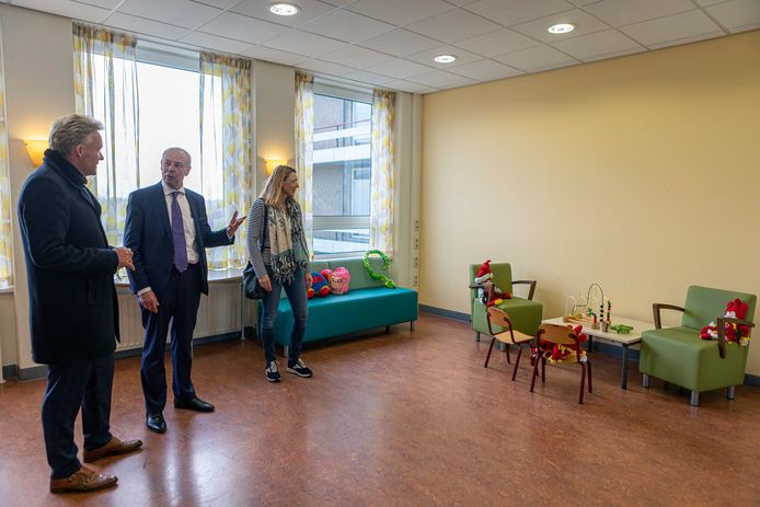 outers - In Oosterhout wordt er op verschillende plekken gewerkt aan opvangplekken voor vluchtelingen uit OekraÃ¯ne. 

Burgemeester Mark Buijs (geheel links) neemt met Olof Suttorp van de raad van bestuur van het Amphia een kijkje in een net ingerichte woonkamer in het Oosterhoutse Amphiaziekenhuis