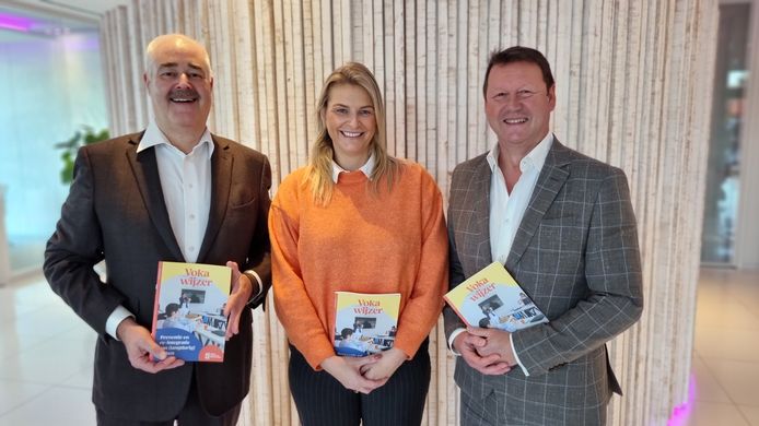 Annelies Neyens (midden) en Serge Haubourdin (rechts) van Group Jansen passen al heel wat maatregelen toe om langdurige ziekte bij hun werknemers te voorkomen. Dat doel zet Johann Leten (links) van Voka nu kracht bij met de Vokawijzer.