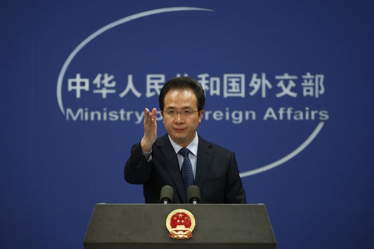 De woordvoerder van het Chinese ministerie van Buitenlandse Zaken tijdens de persconferentie. Beeld ap