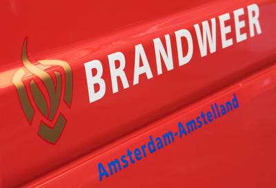 Busje met negen toeristen belandt in de Prinsengracht in Amsterdam