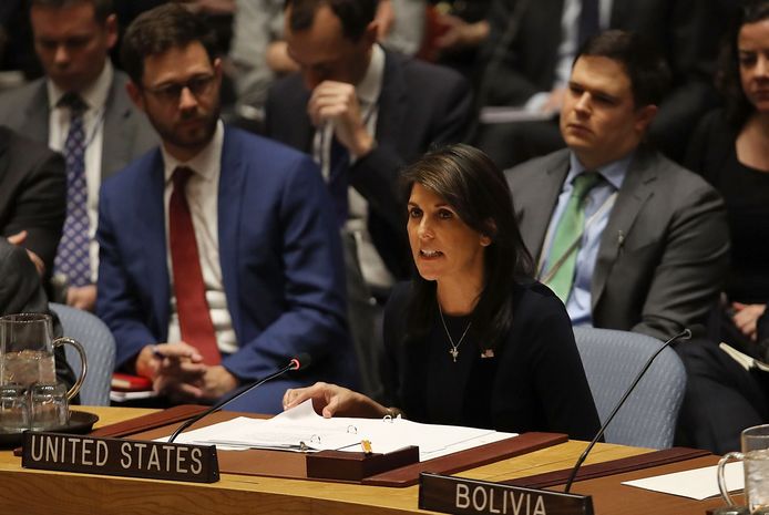 "De inzet van chemische wapens om onschuldige Syrische burgers te verwonden en te doden komt veel te vaak voor", klaagt de Amerikaans ambassadrice bij de VN, Nikki Haley, aan.