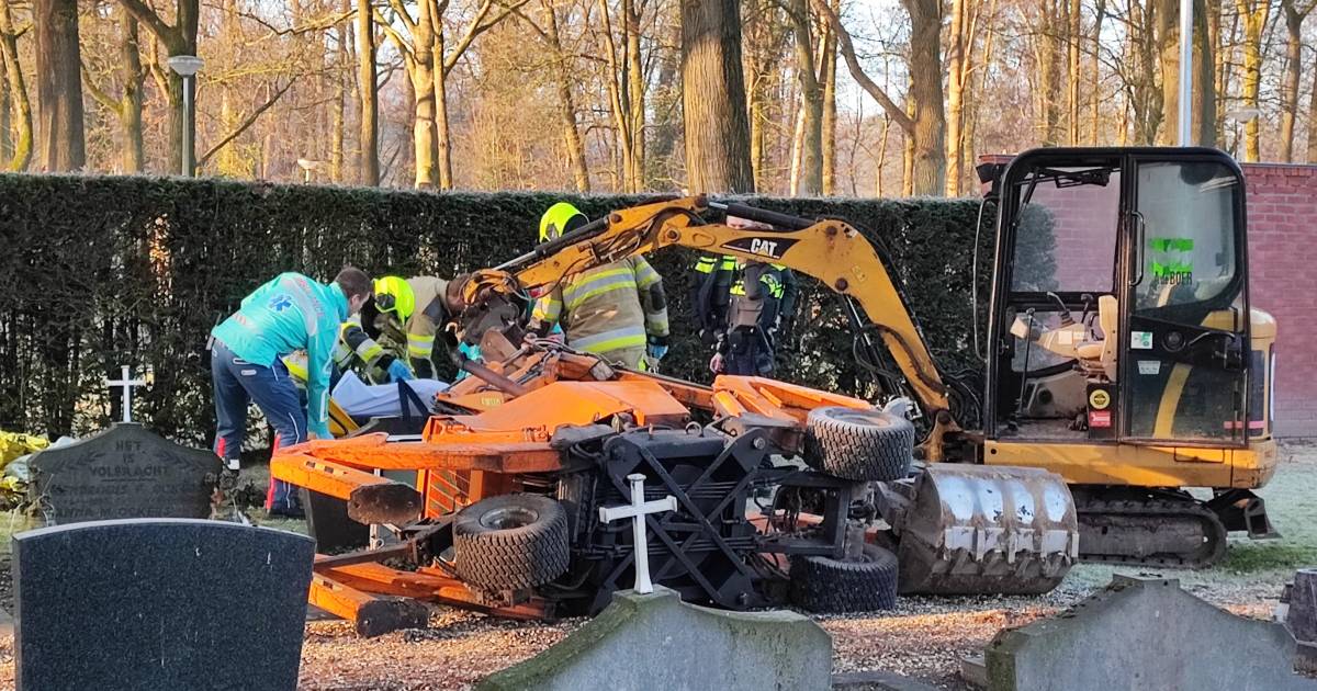 Bestuurder raakt bij ongeluk bekneld tussen graafmachine en grafsteen in Nijmegen.