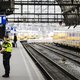 Agenten met machinegeweren op stations na aanslagen Brussel