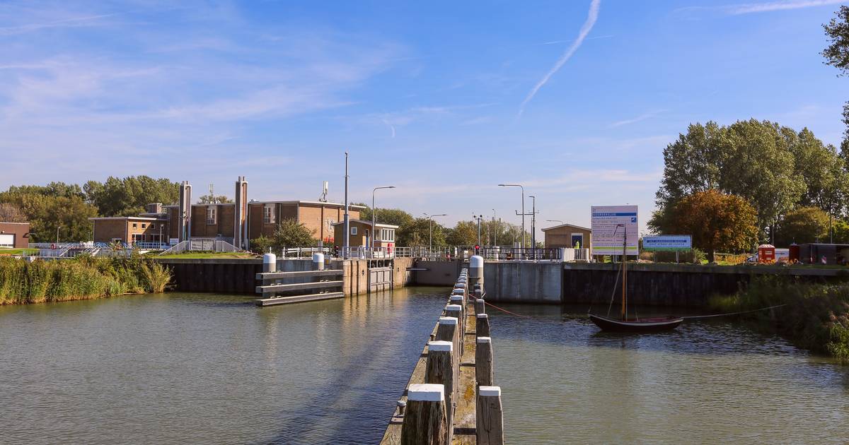 Werkschepen en pontons in Noordersluis bij Lelystad voor renovatie