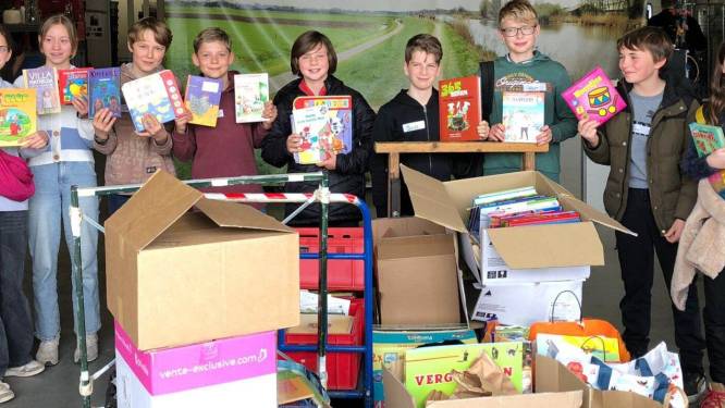 Kindergemeenteraad overhandigt boeken tijdens bezoek aan Kringwinkel 