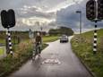 Het is menig fietser en dijkbewoner een doorn in het oog: auto’s, vrachtwagens en motorfietsen die met hoge snelheid over de Spuidijk jakkeren.