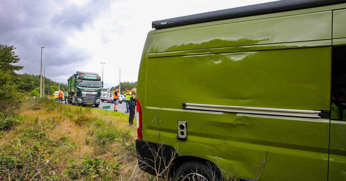 Net gerepareerde camper duikt struiken in bij ongeval op A50.