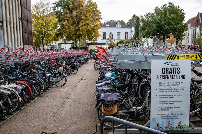 Typerend beeld, afgelopen zaterdagmiddag. De rekken op de begane grond staan tjokvol, bovenop parkeert niemand.