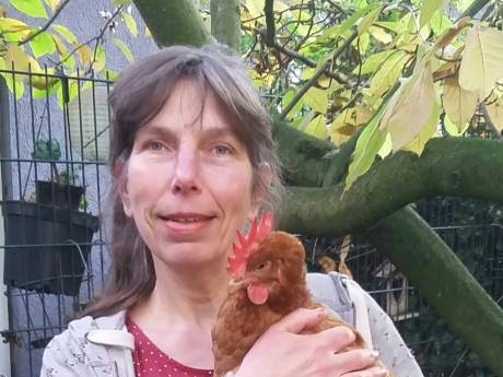 Geen straf voor Sandra die Jip de kip stal uit kunstproject