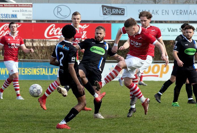 vv Doetinchem (donkere shirts), hier in actie tegen Concordia Wehl, speelt op 20 april de gestaakte wedstrijd bij Gendringen uit.