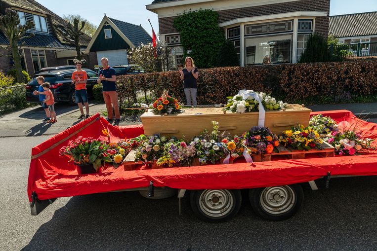 Fotograaf Henk de Weerd (67) stierf aan corona. Bij zijn begrafenis klappen dorpsgenoten en geliefden en nemen afscheid, in Berkhout.  Beeld BSR Agency