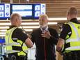 Conducteur Mario Drent (midden) wordt bemoedigend toegesproken door collega's van de NS.