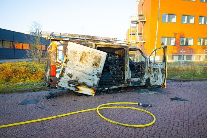 Een brand heeft vanochtend vroeg aan de Eymerstraat in Zwolle een busje verwoest. De bestuurder raakte zwaargewond.