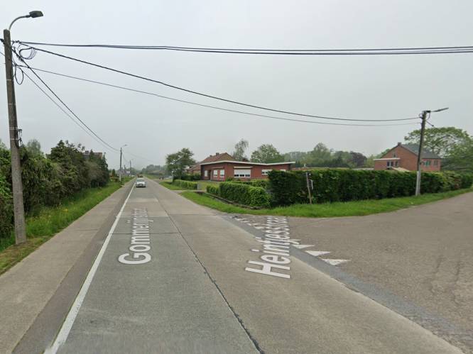 Man (70) wordt onwel achter het stuur en botst tegen geparkeerde auto in Schriek: “Slachtoffer overleden”