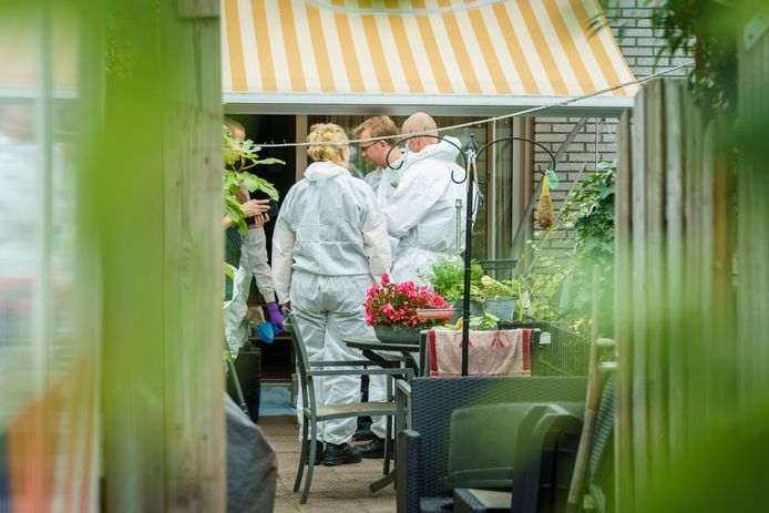 De Forensische Recherche doet onderzoek in de woning van de vrouw.