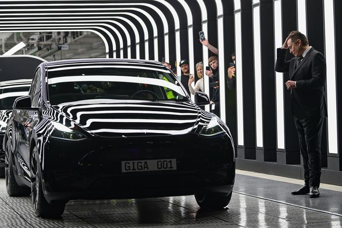 Na acht maanden vertraging is Elon Musk er eindelijk getuige van hoe de Tesla Model Y van de band rolt in het Duitse Grünheide.