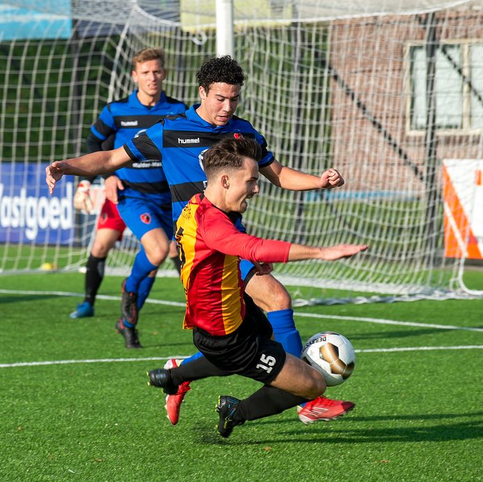 Dosko-speler Julian Nieuwland wordt gevloerd in het zestienmetergebied van Olympia.