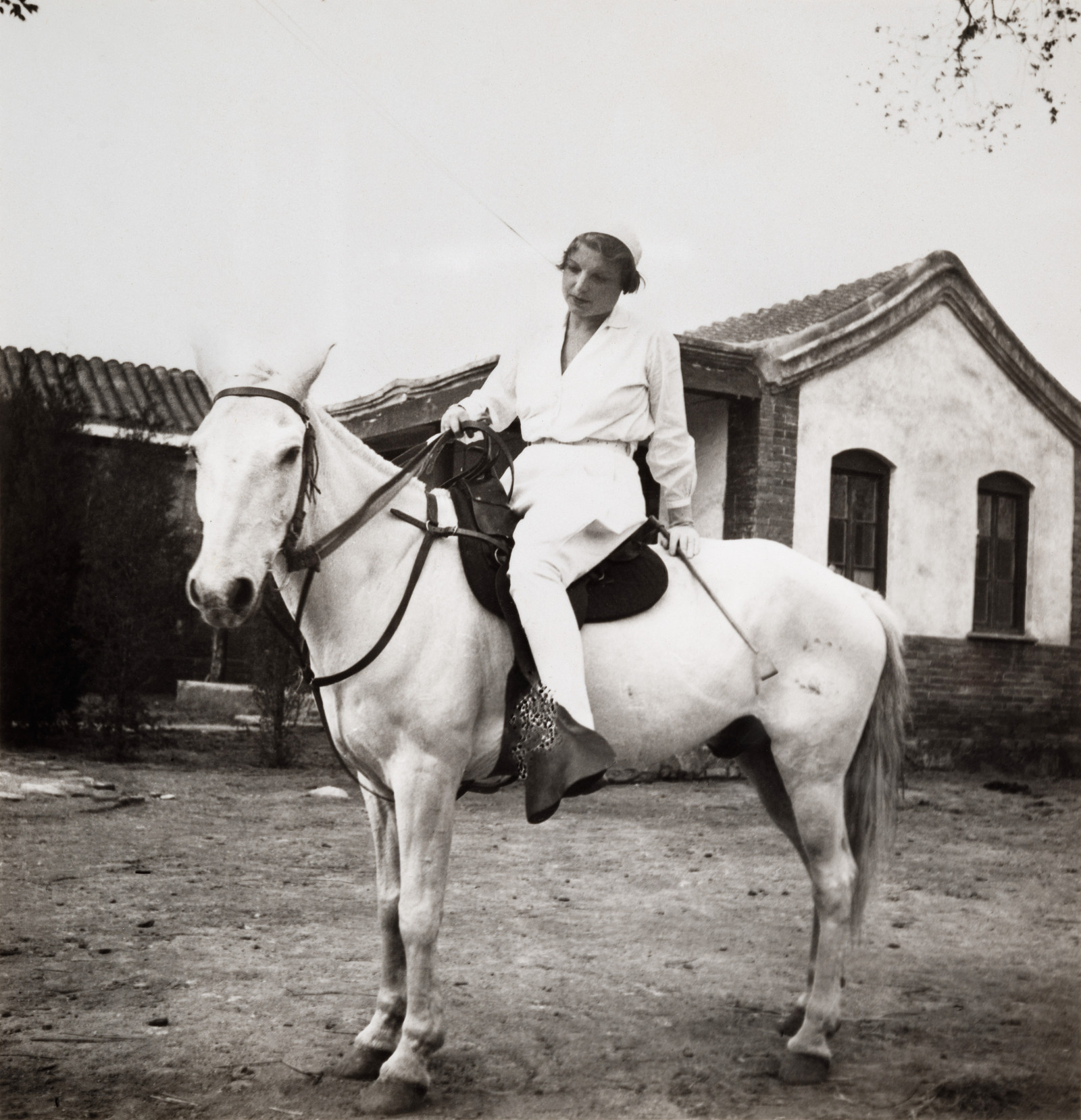 Ellen Thorbecke (1902 - 1973) in China. De fotograaf is onbekend. Beeld Nederlands Fotomuseum