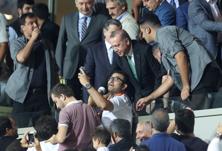 De Turkse president Erdogan was een aandachtig toeschouwer op de tribunes in Istanboel. Beeld epa