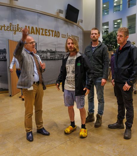 Boeren houden kort protest bij Kamper stadhuis en leveren in raadszaal brief af voor Den Haag