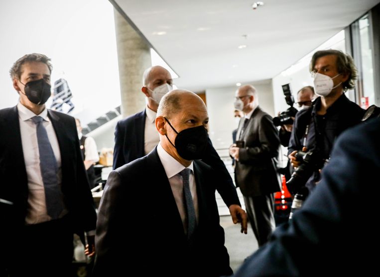 De Duitse minister van Financiën Olaf Scholz kort voor zijn verhoor door de commissie. Beeld EPA