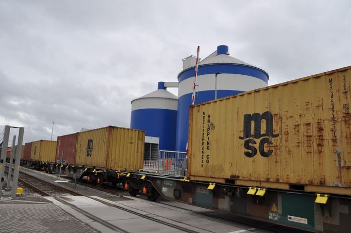 Containerrederij MSC opent nieuw steunpunt op Axelse Vlakte | Zeeuws ...
