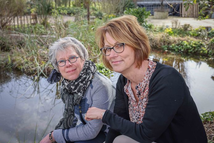 Heleen Allemekinders en Caroline de Reus in de tuin van Hof van OOK in Lewedorp. De lotgenotengroep kan gebruik maken van een binnenruimte en de tuin.
