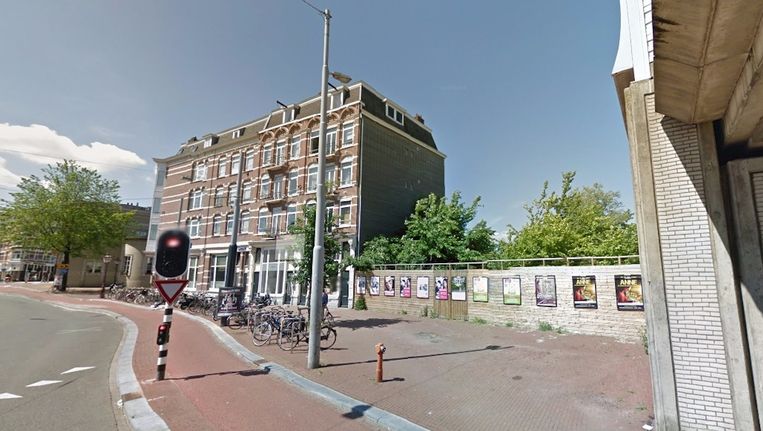 Op Planciusstraat 24, ook bekend als de Paardenwei, een stuk grond dat al veertig jaar braak ligt, verreizen binnenkort studentenwoningen. Beeld Google Street View