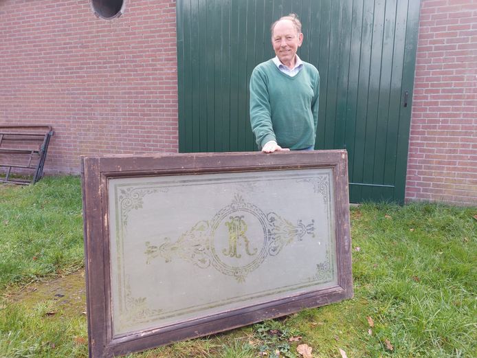 Richard, de vader van Fleur met het bewuste raamwerk, afkomstig uit Hotel Deters aan de Beursstraat. Hoe hij er aan is gekomen? ‘Mensen die ruimte zochten voor hun spullen stalden die gewoon bij mijn ouders in de schuur. ’