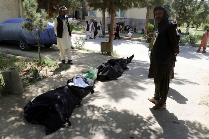 Afghanen proberen de dode lichamen te identificeren.